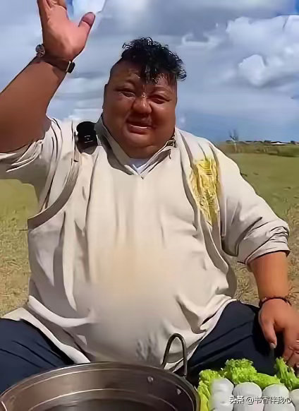 坐拥八百九十万粉丝的内蒙网红“羊亡爷”恩克，靠极端暴食吃肉疯狂涨粉捞金，半年吃掉