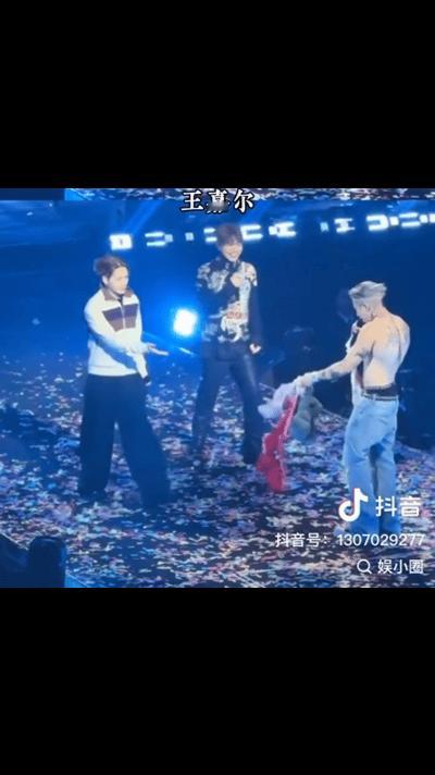 人在尴尬的时候真的会假装很忙
不信你看王嘉尔这段
他参加tyson 的演唱会，以