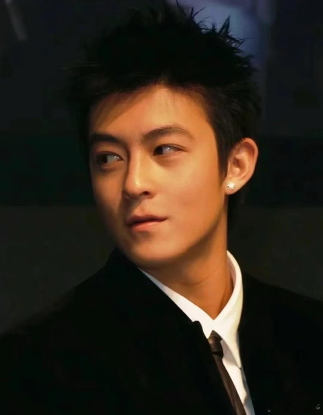 陈冠希怎么老成这样了陈冠希近照也太显老了吧，皱纹法令纹好深，和年轻时比简直是两个