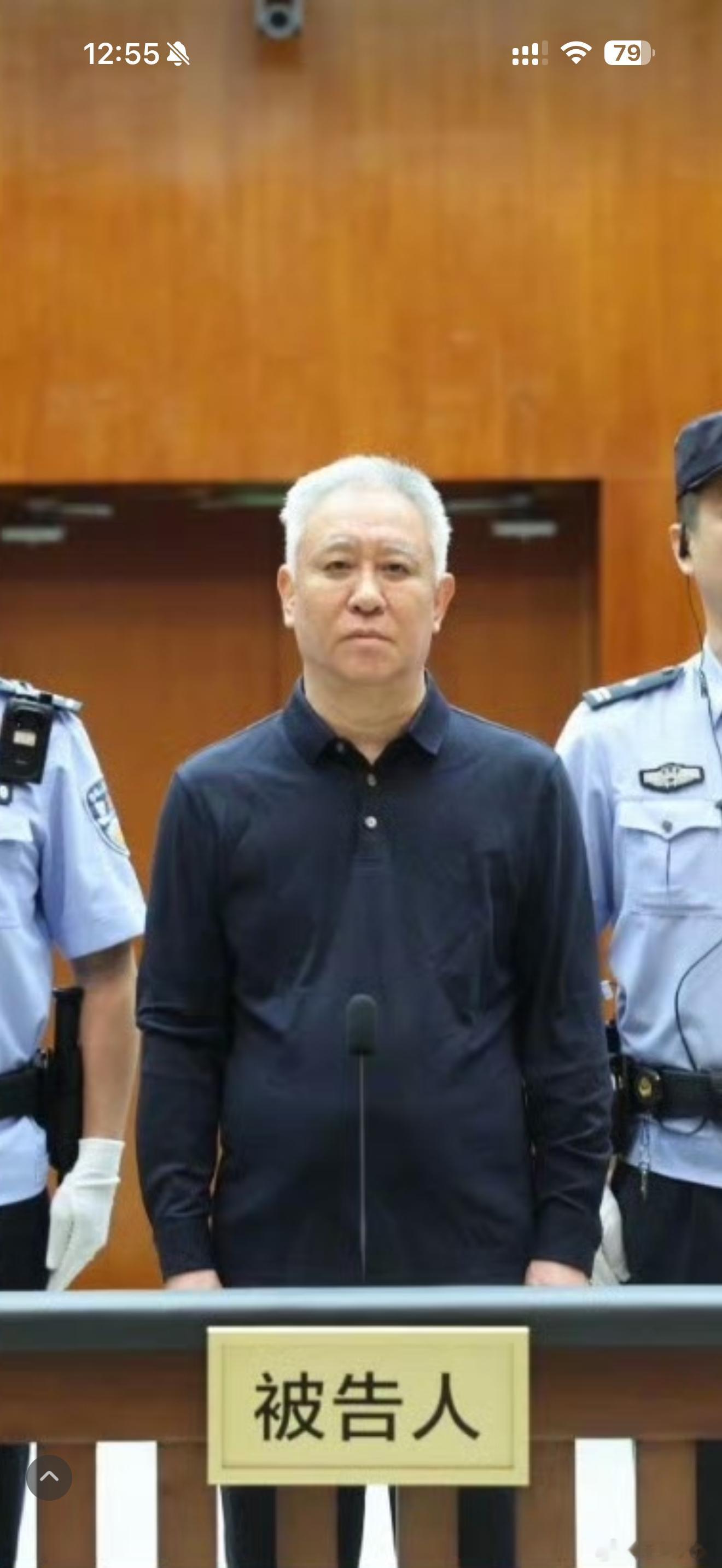 许家印满头白发人活着就靠一股精气神，心气没了，差别还是很大的 