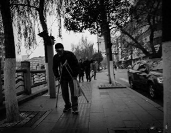 残疾人的婚姻终究败给了金钱与物质
