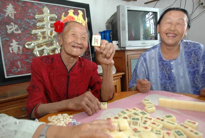 无题
两鬓斑白方知老
青春已去岁月少
人生还有啥可虑
独女脱单为最好