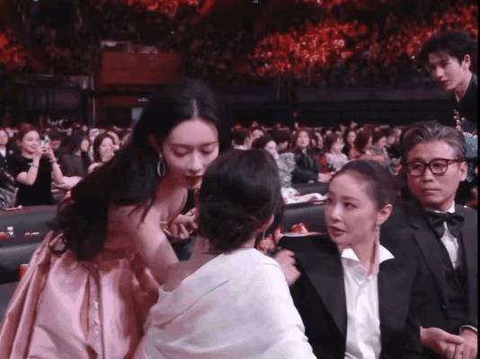 白鹿张凌赫不会真的谈过吧？感觉现在像冤家一样，白鹿看到张凌赫出现，立马扭头，大嫂