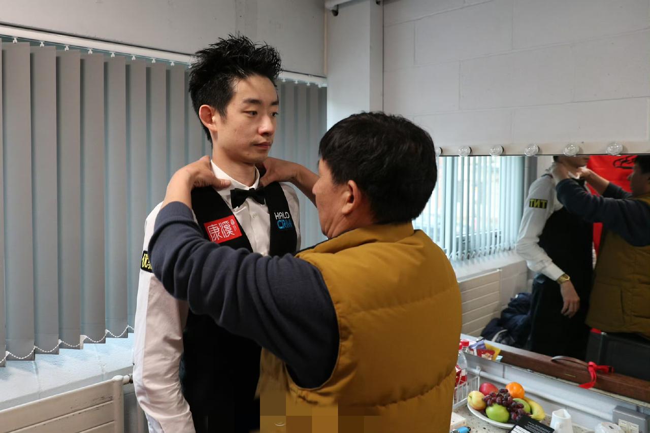 泪目了！看到这两张照片，我一直在想，父亲给他整理衣服时会说些什么呢？就跟以前我们