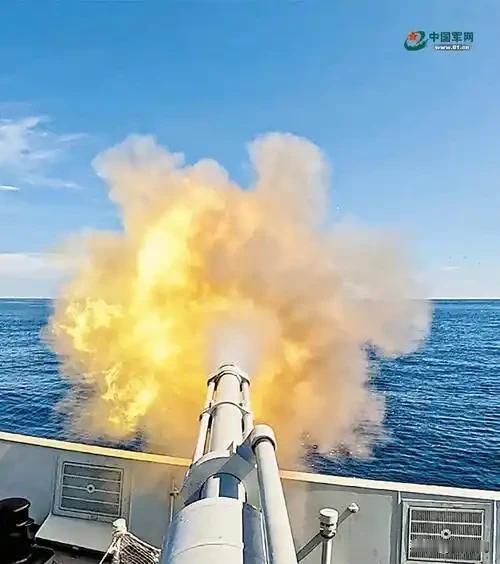 其威力巨大，可发射杀伤榴弹、半穿甲爆破弹等多种弹药，对水面舰艇、沿岸防御阵地等目