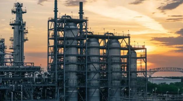 美国多家大型炼油厂接连发生爆炸！
3月24日，美国得克萨斯州阿瑟港的瓦莱罗炼油厂