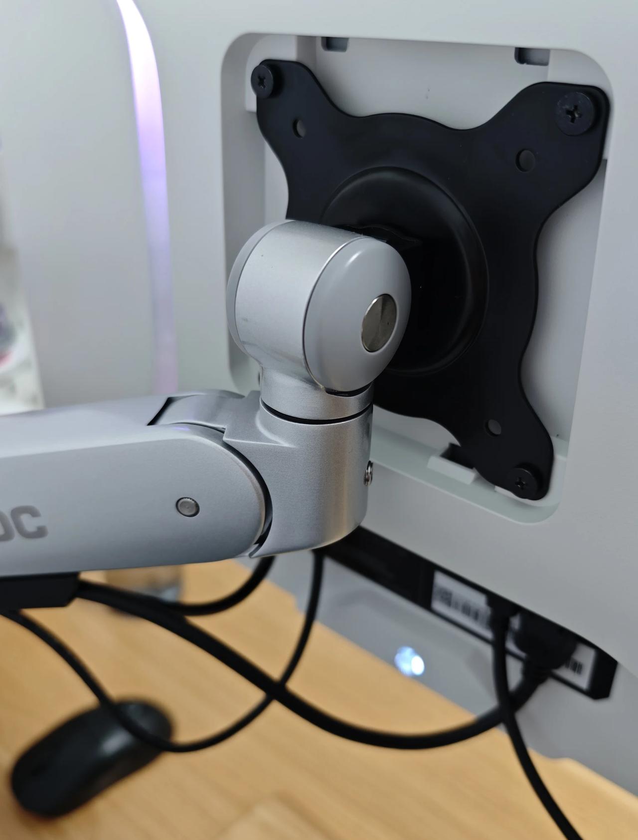 AOC am700显示器支架使用体验
稳固性能：安装总体来说不难，安好之后很牢 