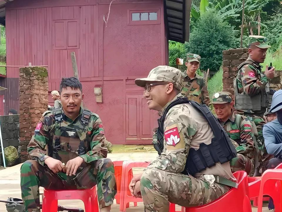 缅军车辆于11月29日晚上乘夜色浩浩荡荡地进入了抹谷。时隔一年多时间，这座世界红