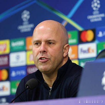 斯洛特被问到阿隆索与利物浦职位时回应道：“哈维打电话跟我说他六个月后会接手？不不