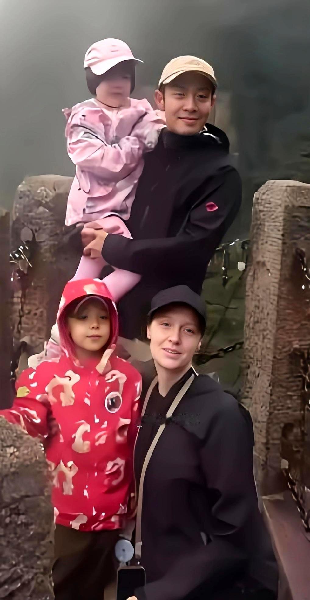 撒贝宁的基因有多霸道？看看黄山顶上他那一对龙凤胎就全明白了。
 
两个娃，黑头发