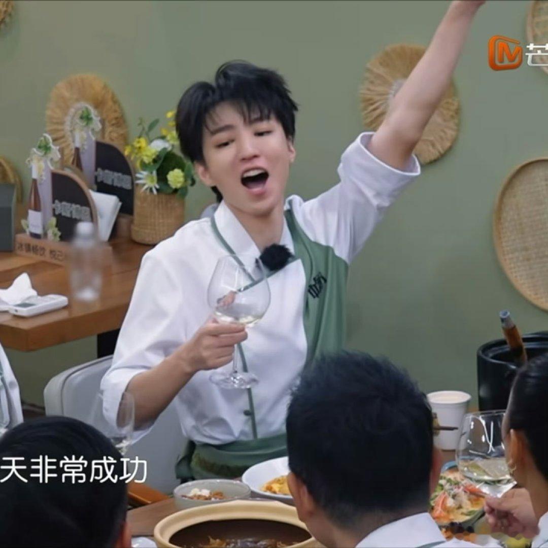瞿颖看王俊凯的眼神 王俊凯又夸瞿颖心坎上了瞿颖看王俊凯的眼神里全是藏不住的欣赏与