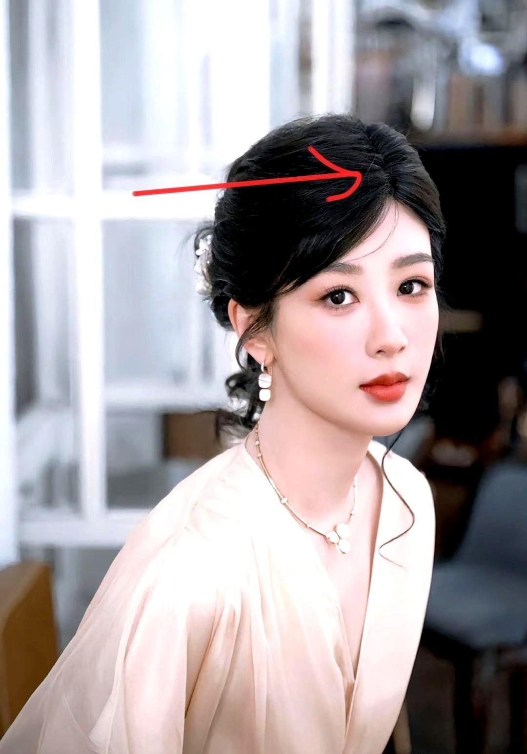 标题：这样的假发

内容：

不得不说，杨紫昨天见面会的造型真是美出圈了。

一