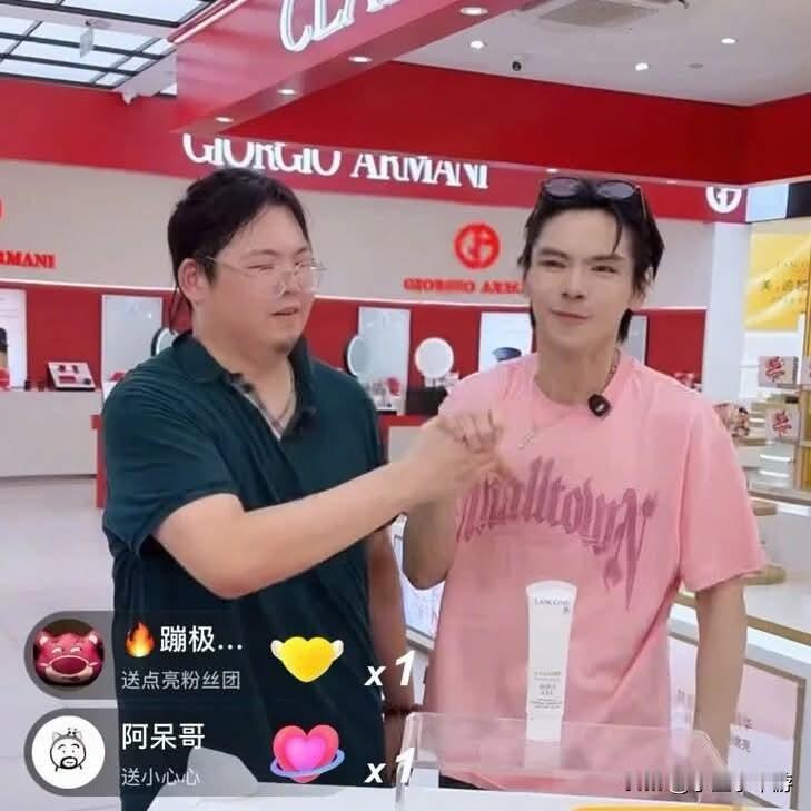 向佐 带着 向佑 直播带货！
兄弟二人首次同场直播，吸引十万人观看
网友嘲讽：说
