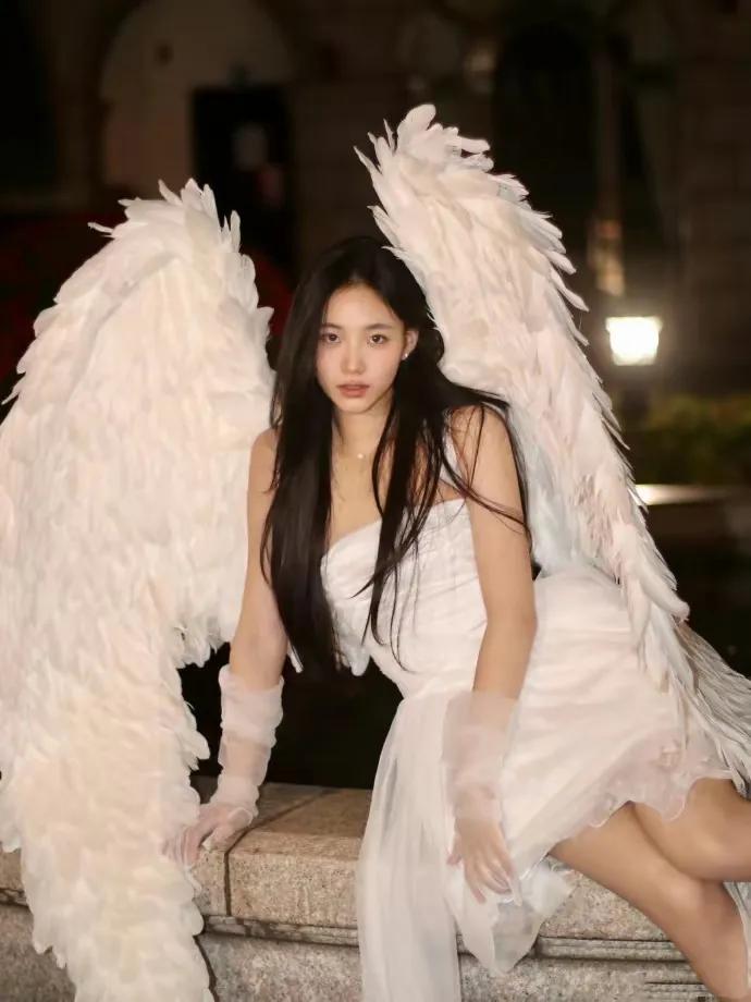 小S二女儿万圣节cos“天使”，穿白色吊带裙加上两个大翅膀，美成大小S翻版！
L