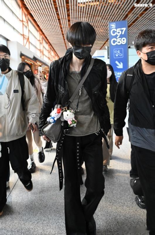 黄朔童禹坤本质还是小孩哥两位少年藏不住童真本色，妥妥可爱小孩哥既视感，一人偏爱章
