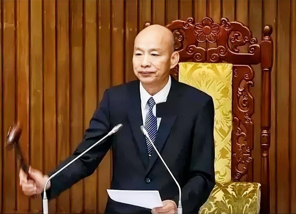 韩国瑜8月27日在“立院”通过2400亿无人机条例后忧心忡忡表示，“近年来‘政院