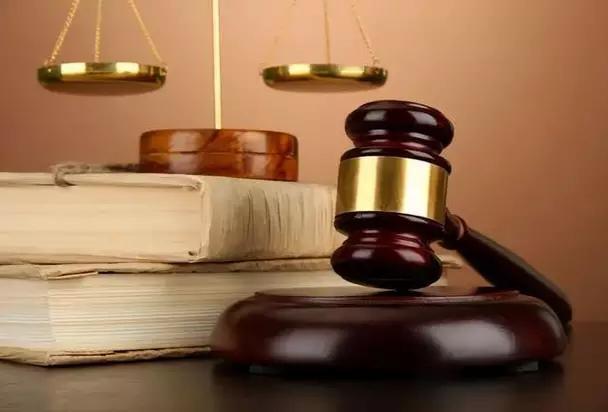 “我女儿在包房里陪他们喝酒，最后死在了KTV，他们6个人凭什么不用赔钱？”

这