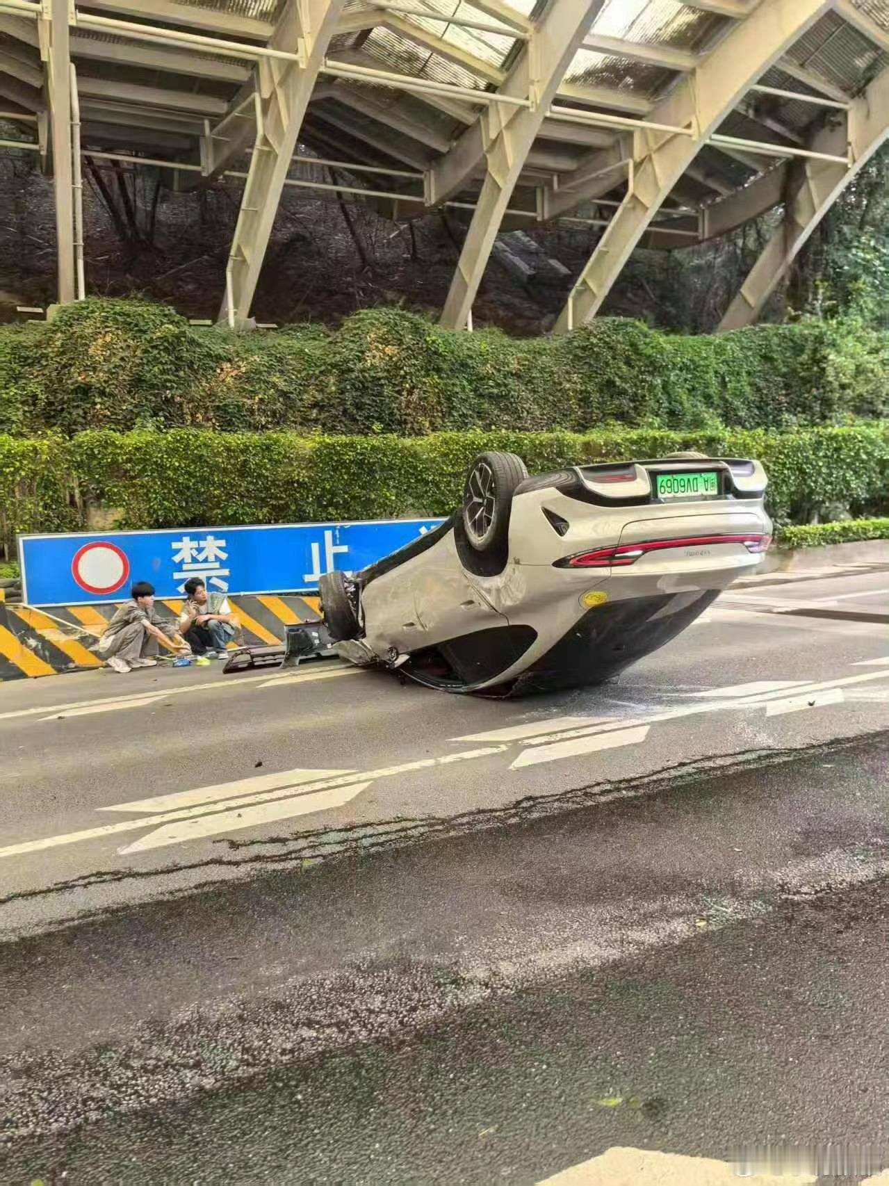 别说，这车还挺结实的～这次也没着火啥的，就是不知道边上那俩是不是车里的，我看车门