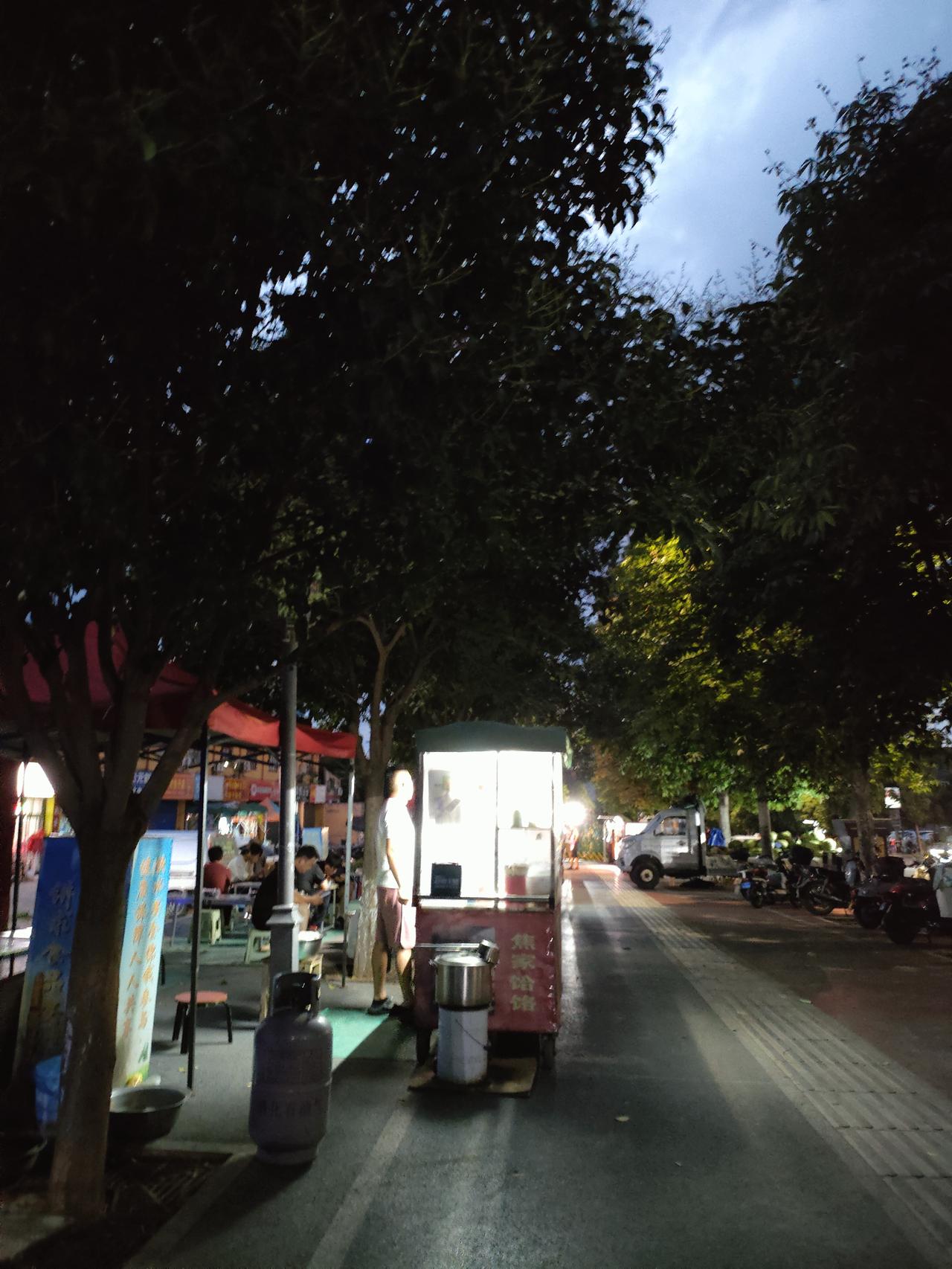 天气预报无法做到百分之百准确，根源在于大气属于混沌系统，微小的初始误差，会随时间