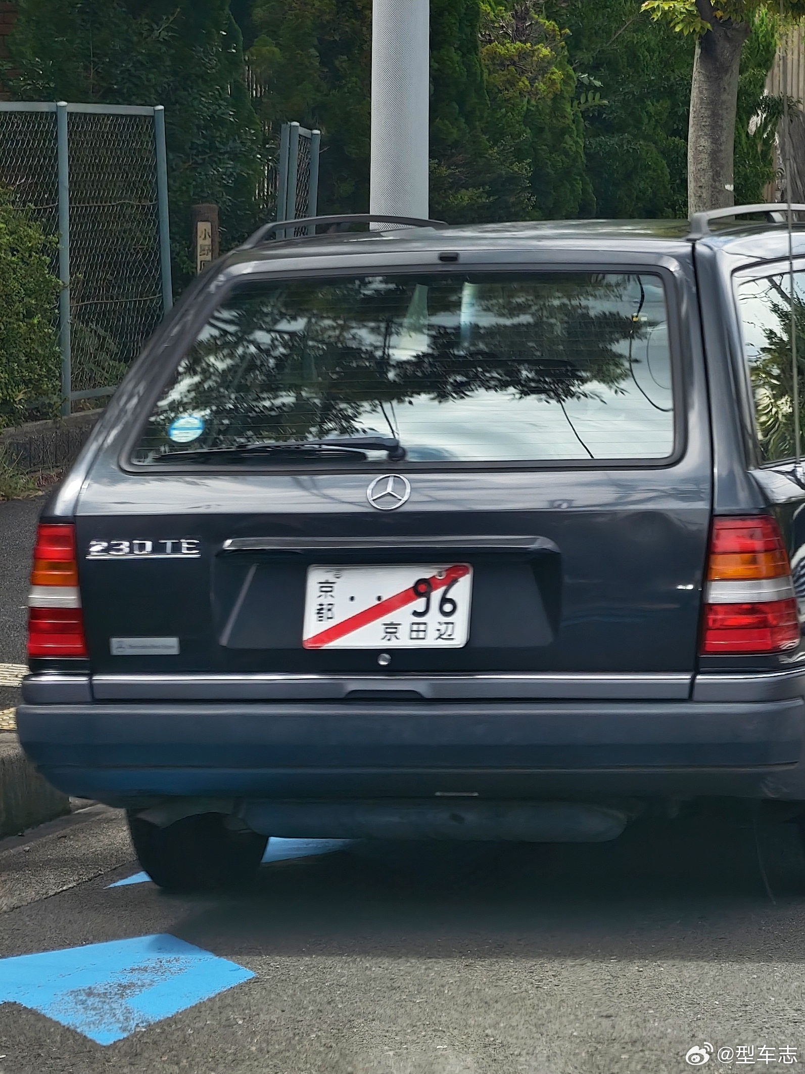 型车街拍[超话]偶遇 W124 230TE。三十多年过去了，这种奔驰旅行车的经典