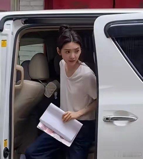 章若楠真的完美的诠释了“靠脸吃饭”从一开始的某宝模特因为颜值高顺利进入娱乐圈。 
