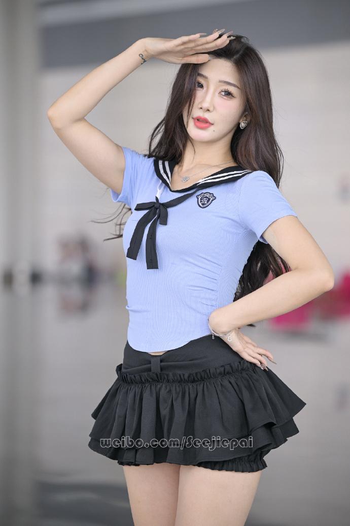 纯欲风美女，腿长请扣1街拍 时尚穿搭 人间纯欲美女