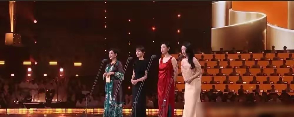 刘晓庆 女帝和她的将相百花奖名场面来了！四代实力派女演员难得同台，氛围感直接拉满