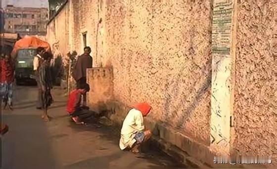 女生去印度旅游是不是不安全?应该说相当的不安全，印度没有规范的卫生间，大街上很难