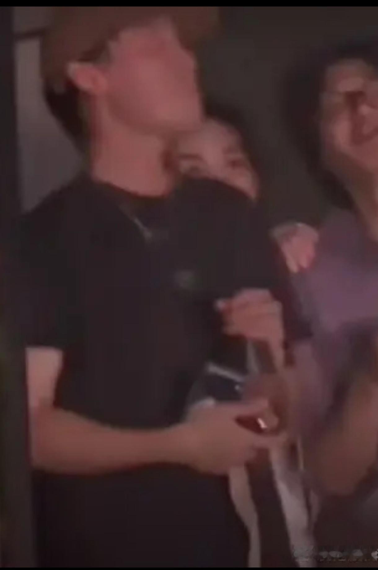 现身谢霆锋演唱会现场的王菲，一出场就引来不少关注。昏暗的场地里，镜头远距离抓拍，