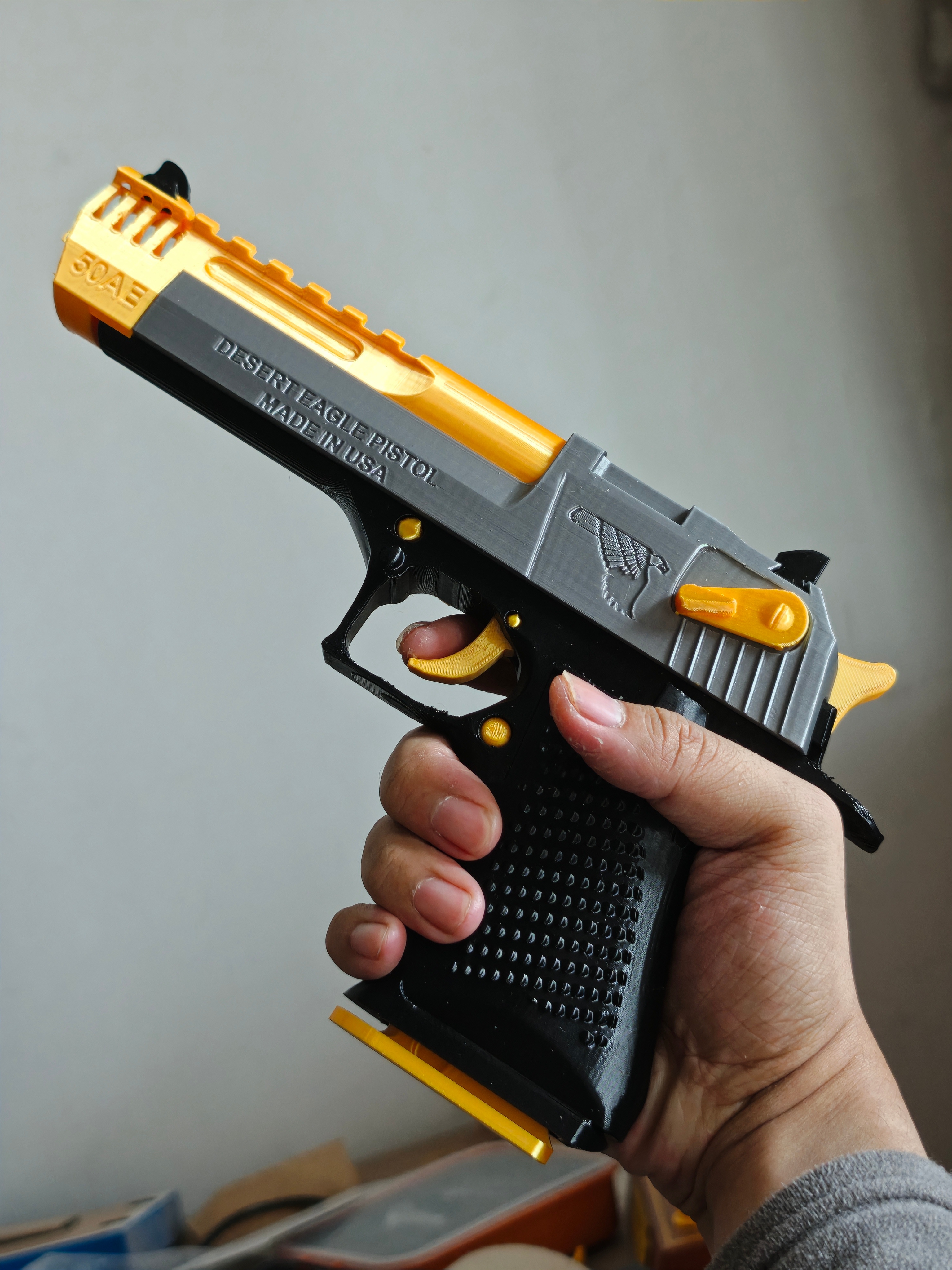 3d打印了一个黄金沙鹰。看着还是有点意思的~ 