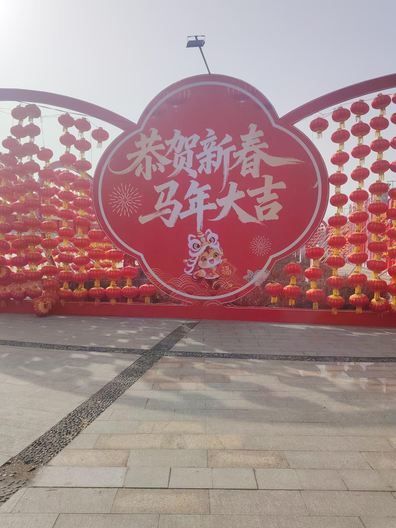 过年了，天南地北的中华儿女都热热闹闹地大拜年！哪怕隔着千山万水，团圆只能在屏幕一