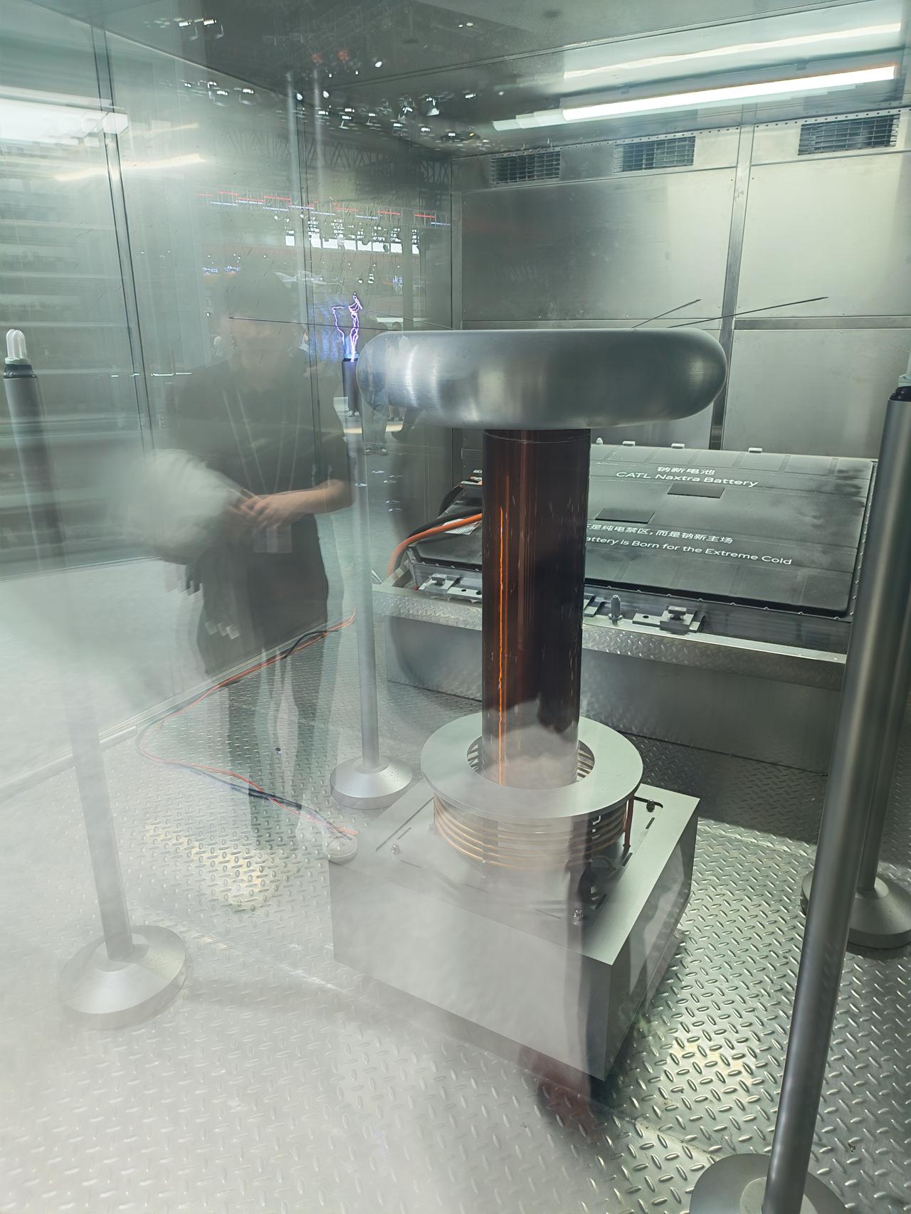 零下50度的展厢里，钠新电池，也就钠离子电池还能正常放电，如果是三元锂，更别说磷