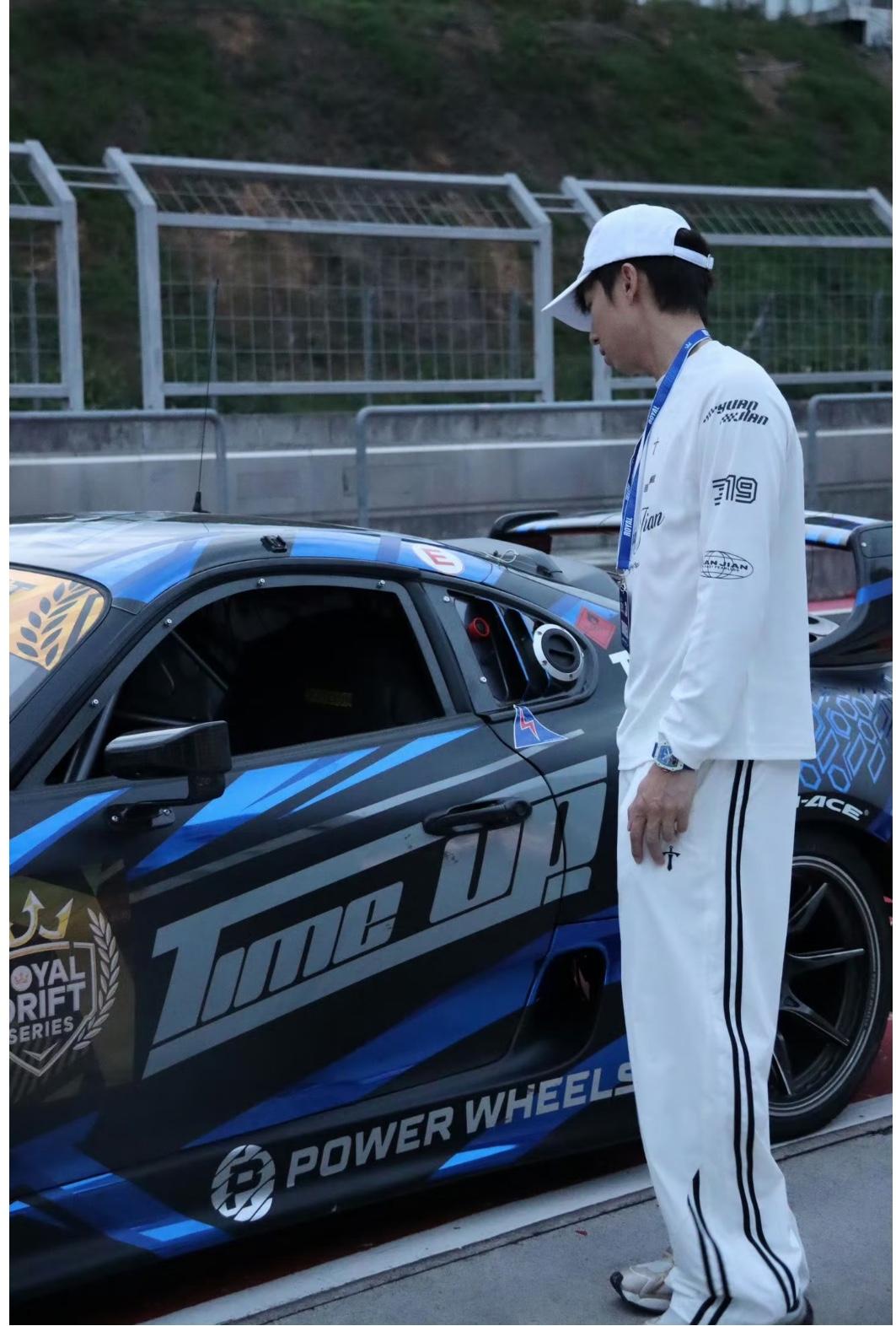 9月3日赛车手林高远已就位——林高远已经到达赛车🏎️场啦，一如既往的帅到爆！