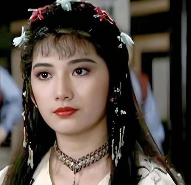 1975年，12岁的刘玉璞正在洗澡，醉醺醺地父亲发疯般地踹开门，冲进浴室里，死死