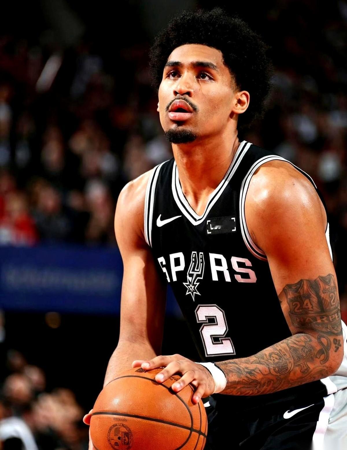 斯科特·亨德森这一下，算是把全场最不该惹的人给惹了。
第三节，比分咬得死死的。他