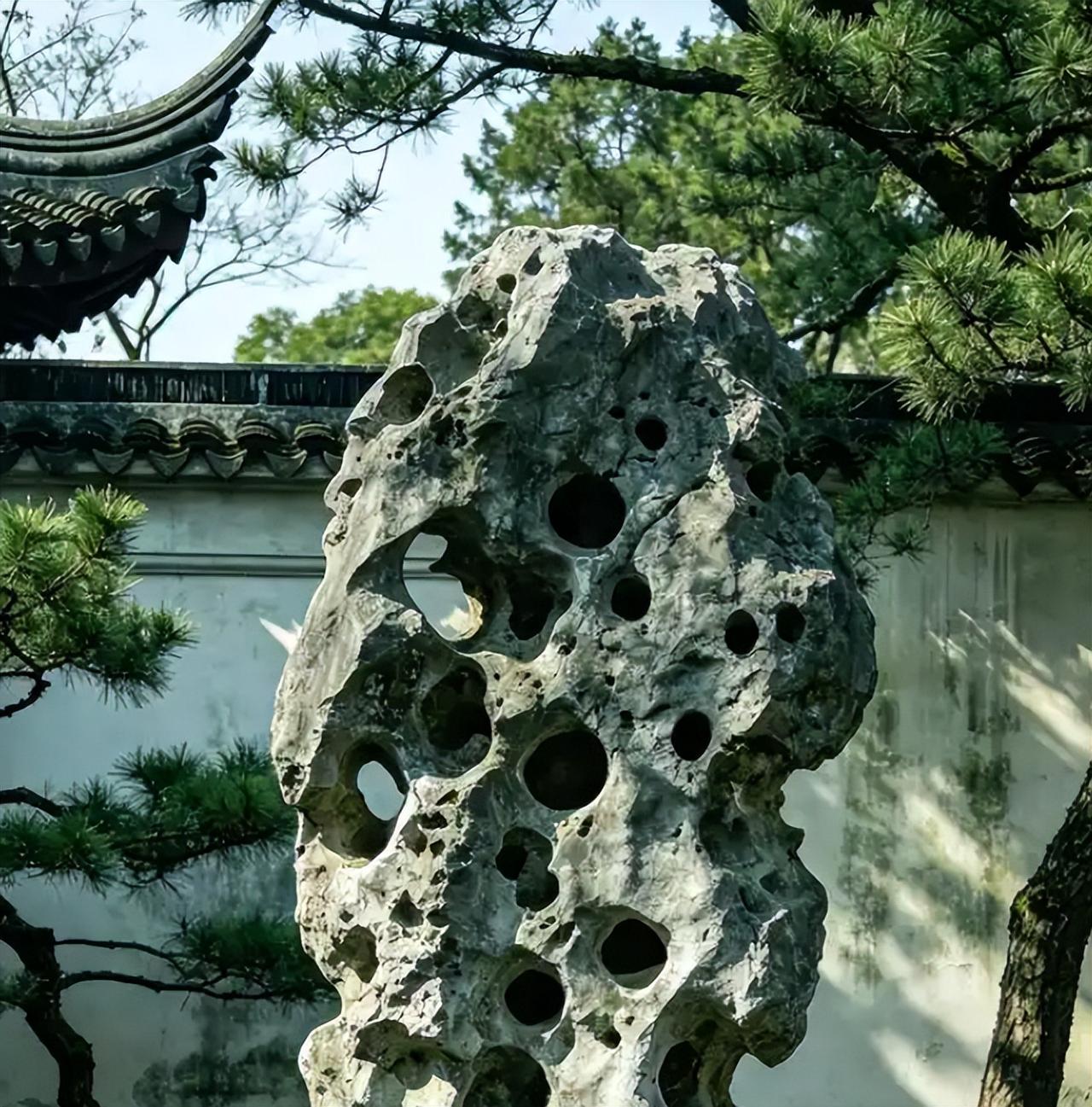 一块石头被封侯，背后却压垮无数百姓，这才是北宋末年最刺眼的荒唐事。
 
很多人知