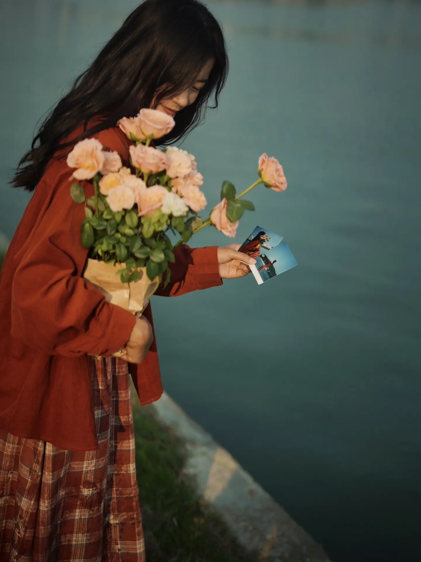 走在秋日湖边/郊游拍出文艺电影感。带了月季小盆栽当道具 花花有点稀疏...