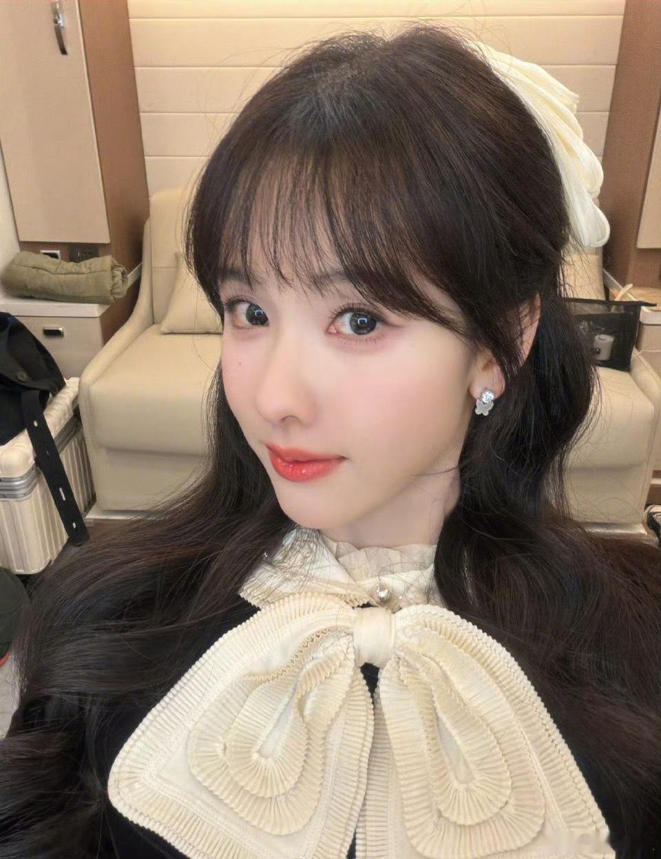 陈都灵出道十一周年晒白幼薇自拍，好美萌啊，嘟嘟自拍技术进步了，十一周年快乐，期待