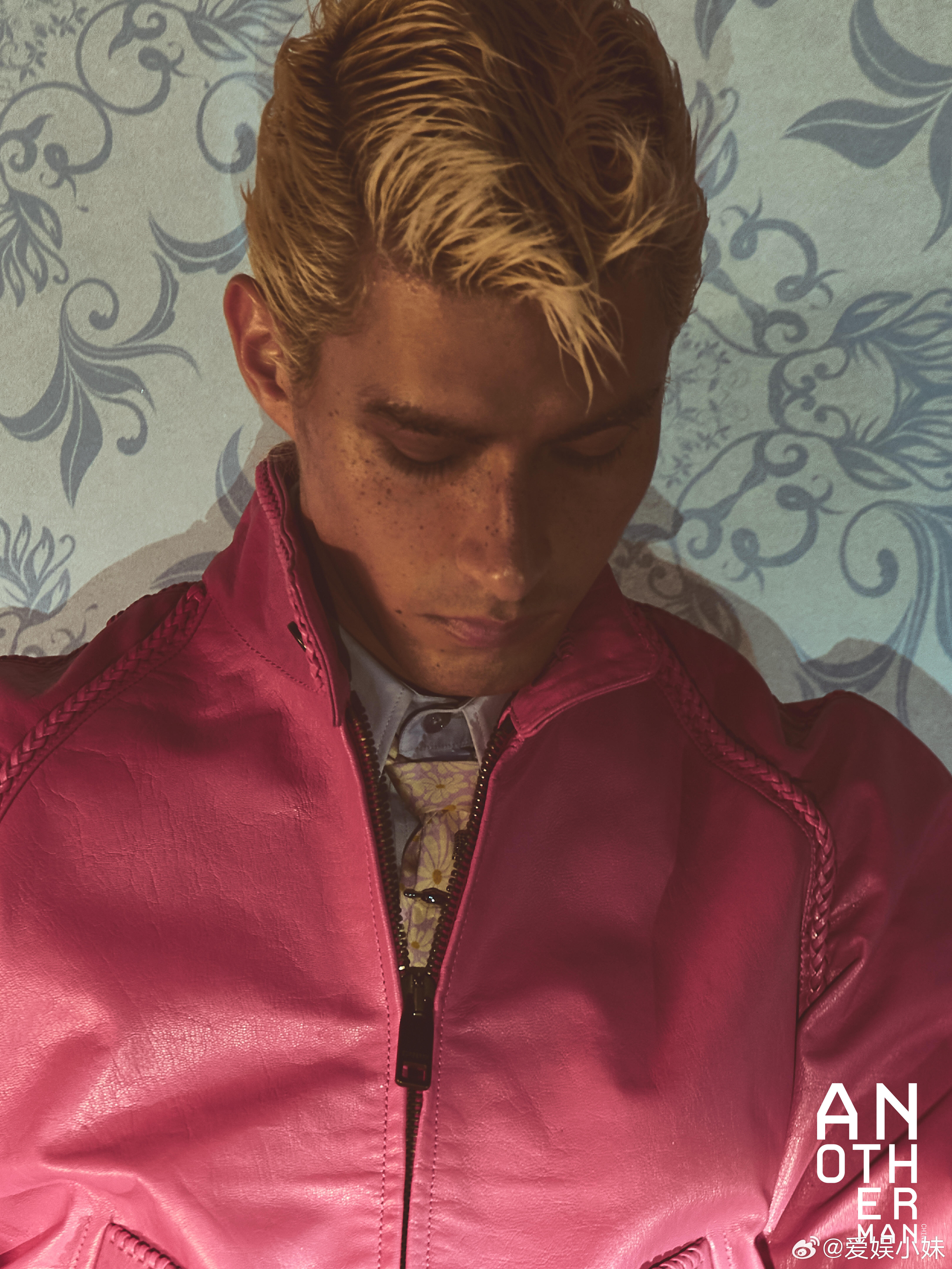 Another Man Issue 17上线，记录米卡天生自在的状态。他在夏威夷