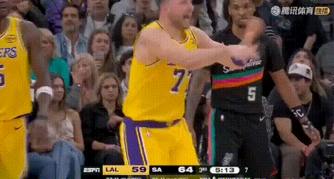 依山靠绝招连续被破，东契奇急了！
他的2+1几乎全是图4-7这种，假动作晃起或者