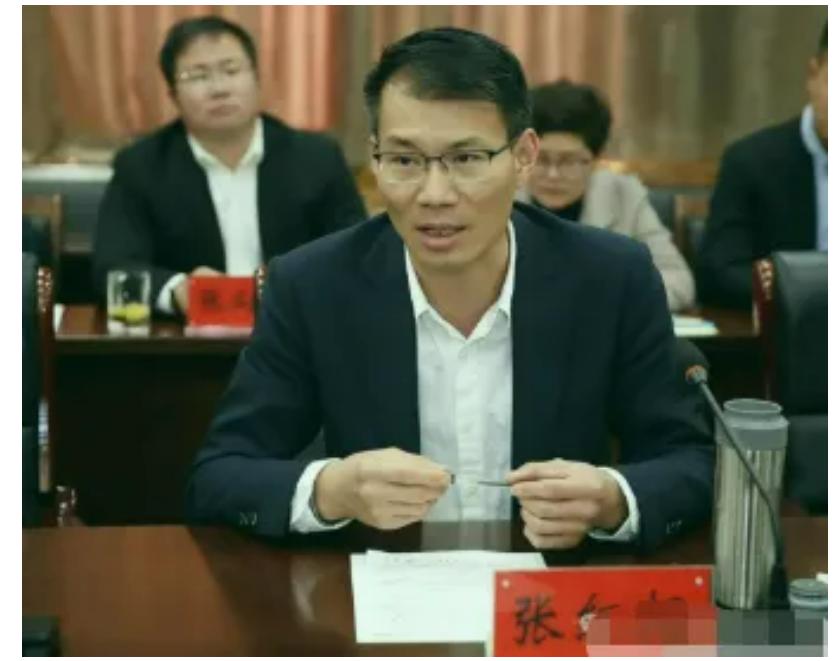 张红超自小家贫，所以一心琢磨着如何发财。
16岁缀学后，就去打工，干过各种脏活累