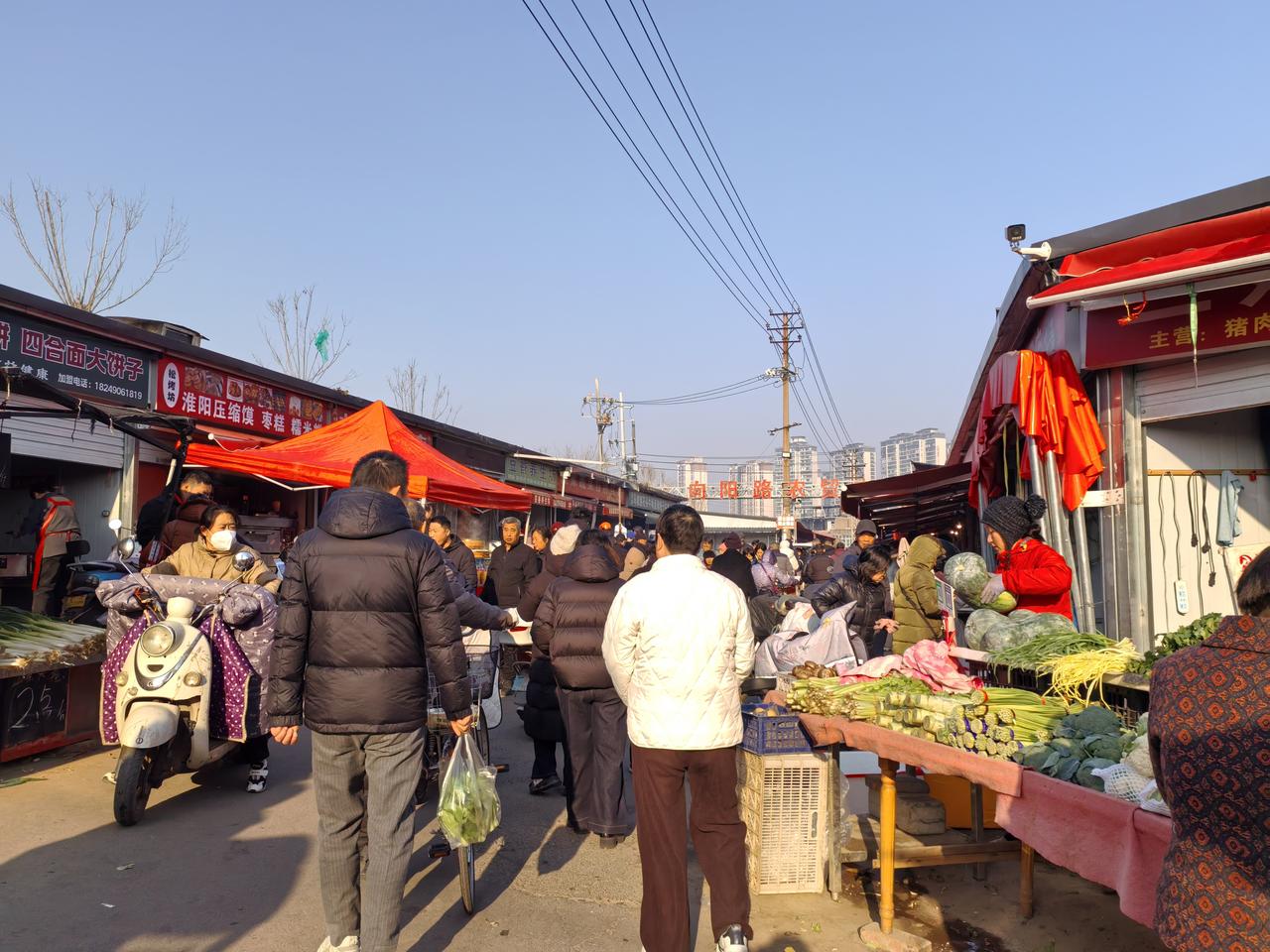 人间烟火气。
        一大早，这里农贸市场人头攒动，菜市场 好不热闹，买