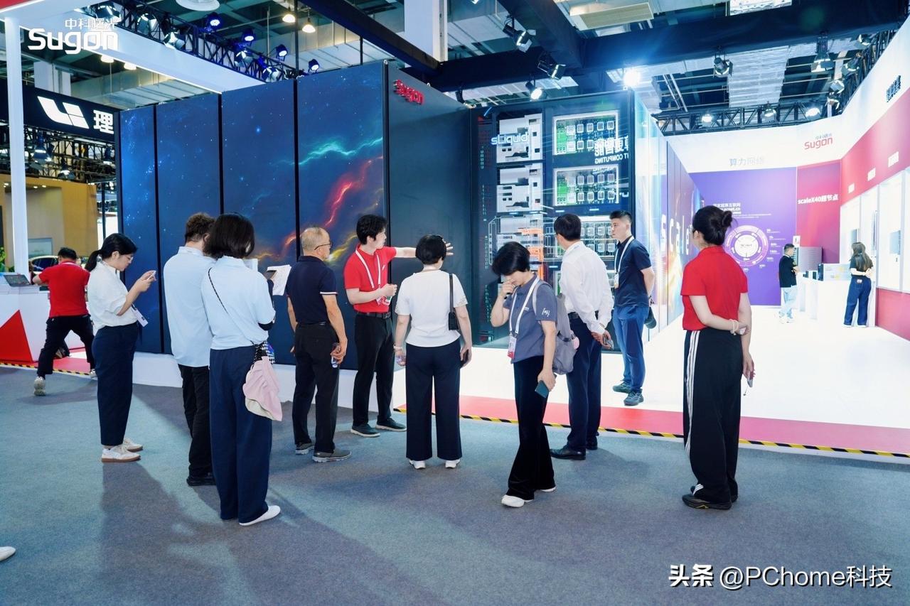 20倍密度差，曙光8000不愧“镇馆之宝”！
WAIC H2馆今天人最多的地方，