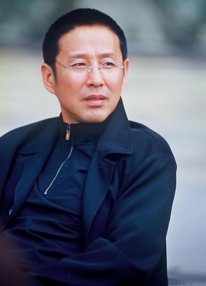 陈道明先生说:“当你接触的人越多,就会发现:舍不得吃舍不得穿,抠抠搜搜一辈子反而