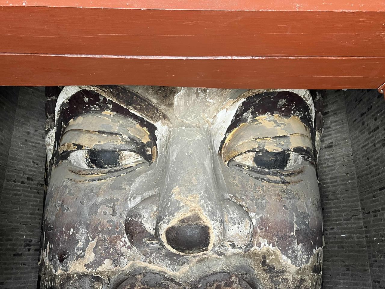 山西临汾的大云寺（铁佛寺）金塔宝顶，塔内供有一尊唐代佛头，由生铁浇铸而成，是我国
