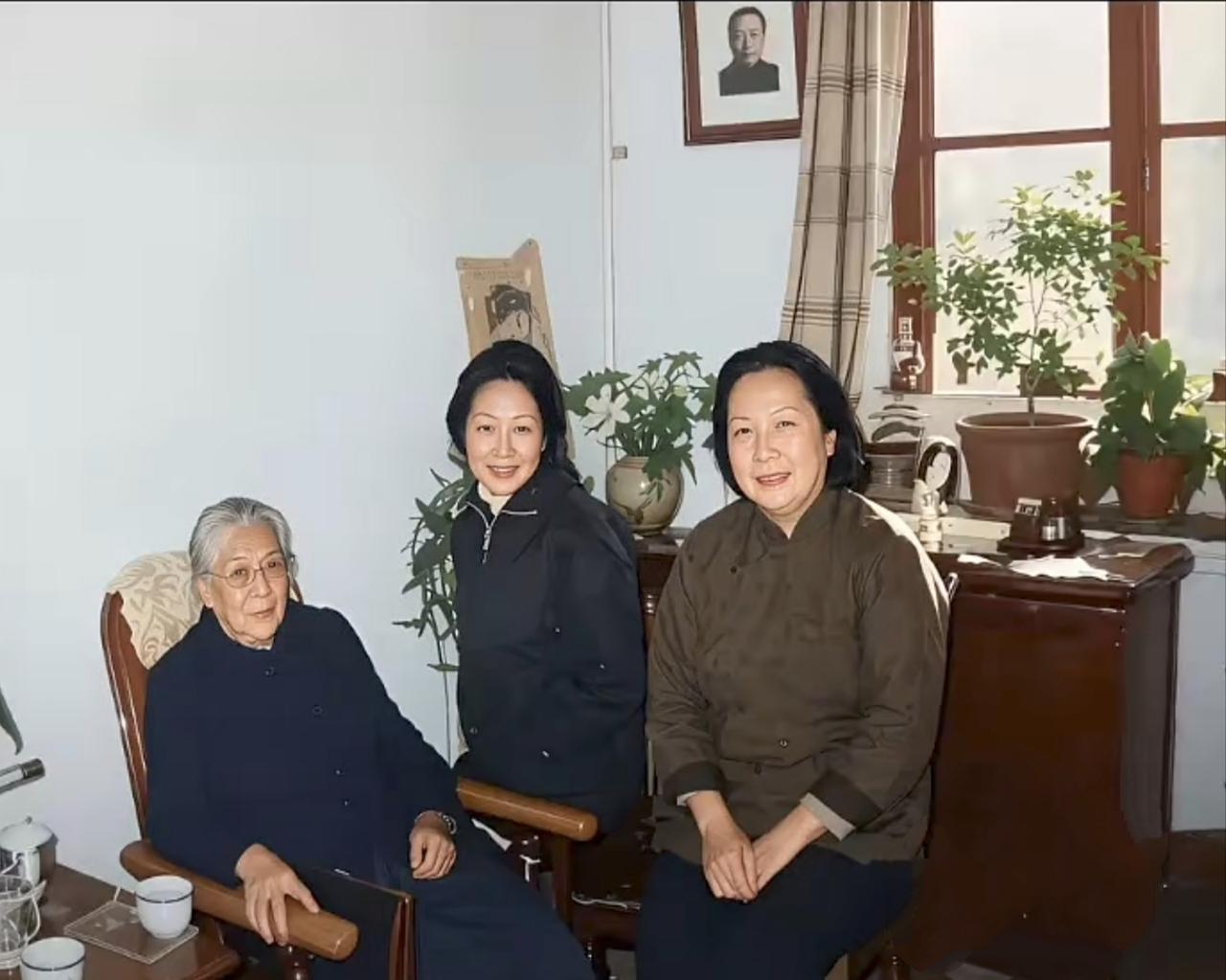 这是七十年代的珍贵留影，屋内左坐的是曹秀清，中间为女儿杜致礼，右侧是亲友。朴素的