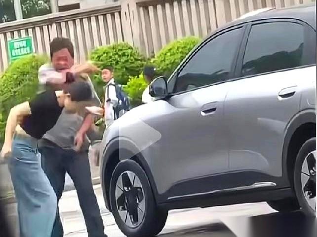 那一记耳光抡过去的时候，刚好盖过了路口刺耳的鸣笛声。
保安那只粗糙的大手由于用力