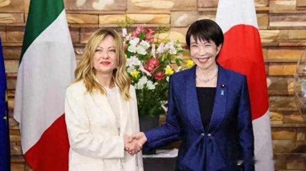 意大利总理梅洛尼抵达日本，与日方人员又是亲吻又是拥抱，还获赠生日蛋糕，双方仿佛相