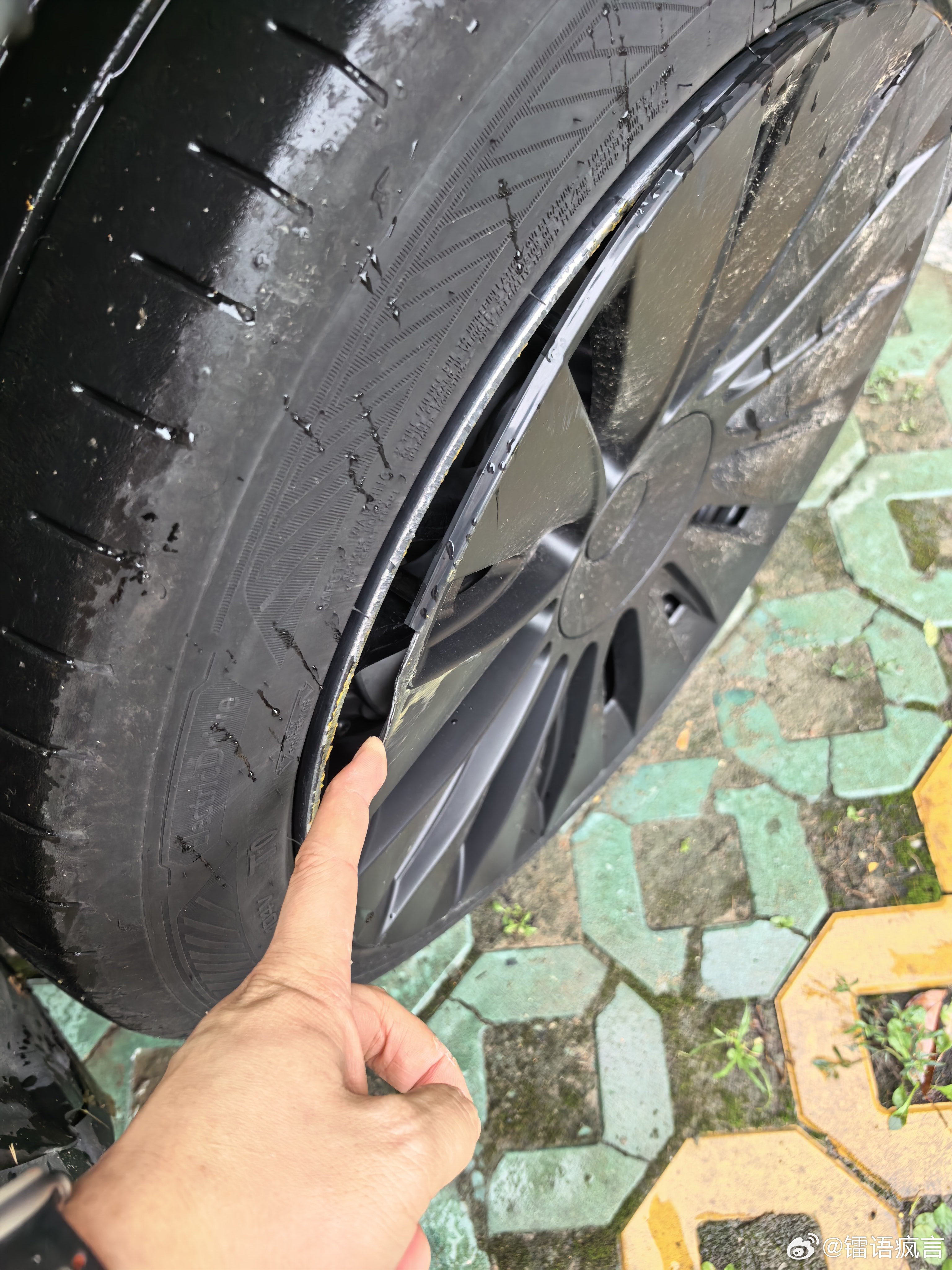也不知道什么时候特斯拉的右后轮轮毂盖被他们开掉了，右前轮的轮毂盖也坏成这样，重新