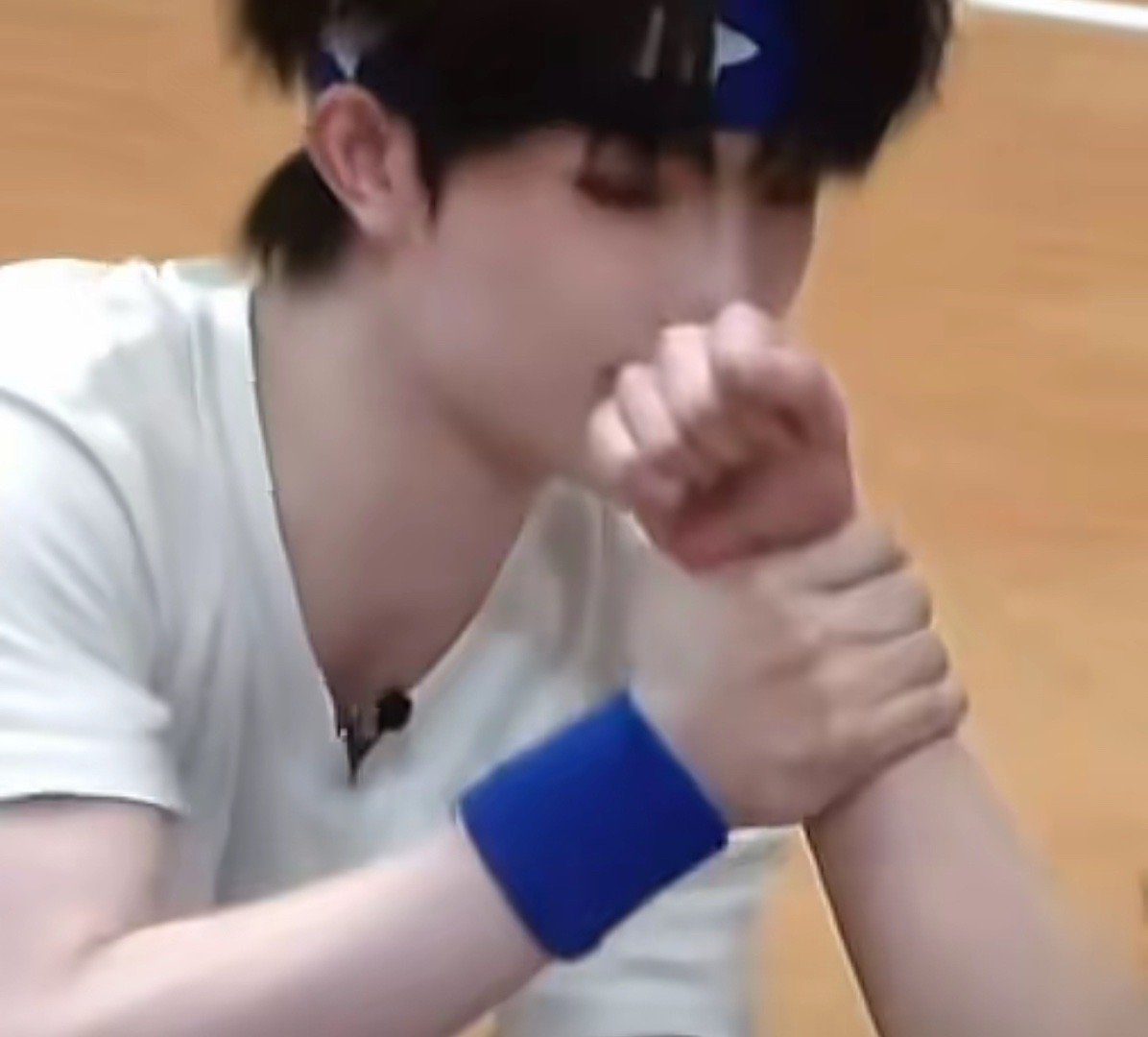 啊啊啊啊小巴掌也能握住手腕